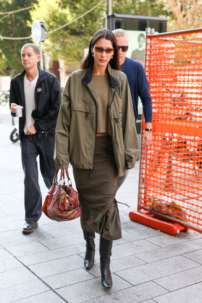 Carine Roitfeld wearing Louis Vuitton belt bag is seen outside  Nachrichtenfoto - Getty Images