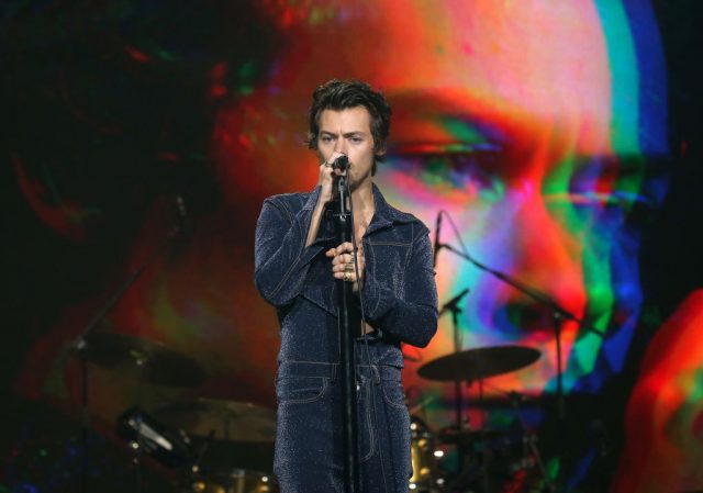 Harry Styles 演出服來自西班牙設計師，達到其性感造型巔峰？