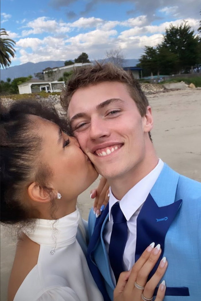 Lucky Blue Smith 與 Nara Pellman 結婚了！婚禮自然是穿上天藍色禮服 – Vogue Hong Kong