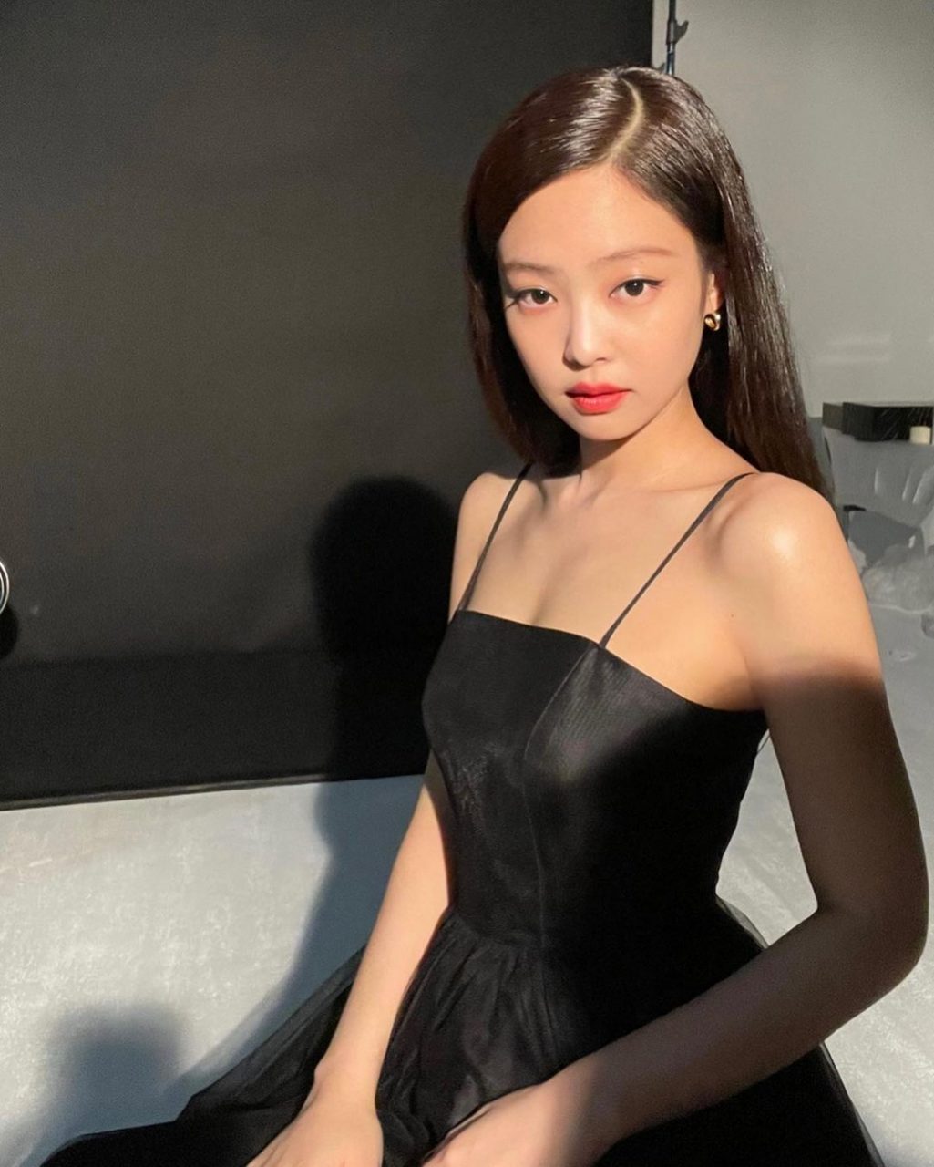 Blackpink Jennie 穿上小黑裙。