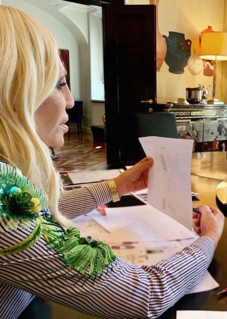 創作不會停！Donatella Versace 展示設計師在家中如何工作