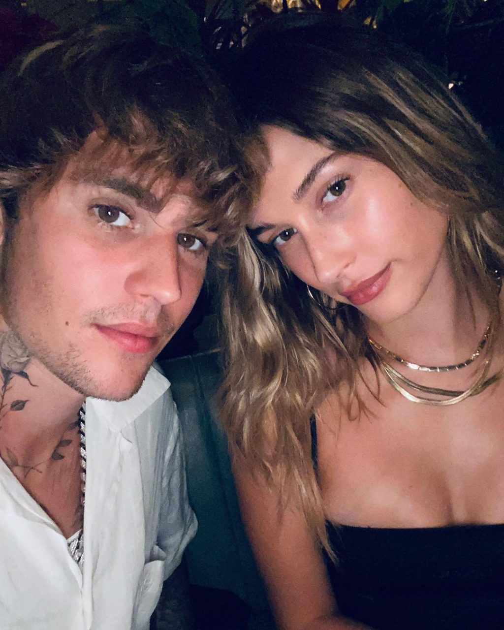 經 典 不 會 出 錯.Hailey <b>Bieber</b> 示 範 加 州 女 孩 的 Date Night 造 型.