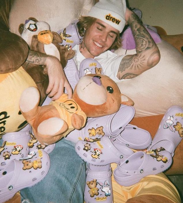 Justin Bieber 個人品牌Drew House 再度與Crocs 聯乘，歷年又有多少