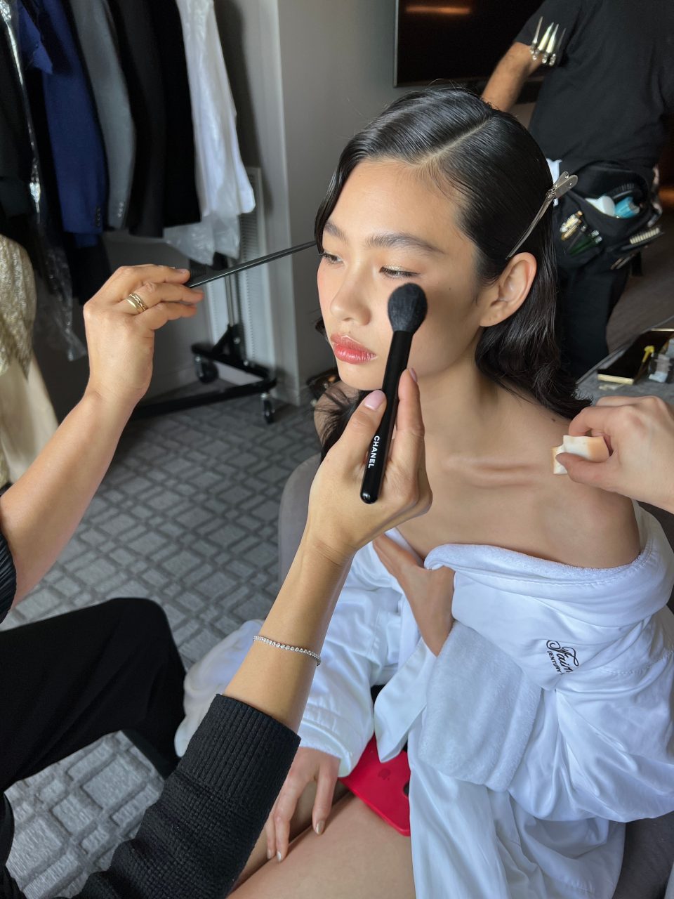 HoYeon Jung's Old Hollywood Bob at the Emmys Deserves an Award of Its  Own—Photos