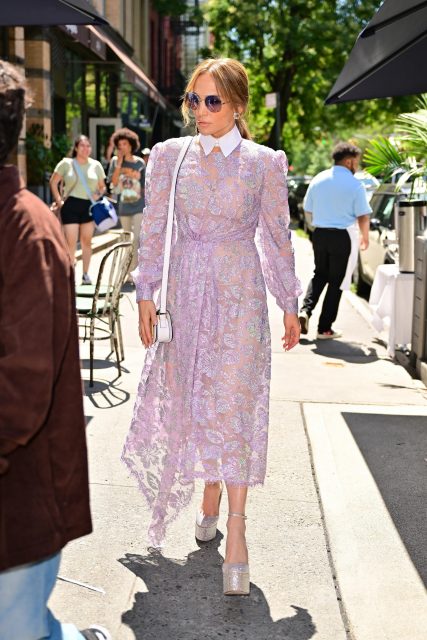 Jennifer Lopez 連休閒夏裝也別具明星風範！她是如何將一條簡單的連衣裙變成她專屬的 Summer Dress？