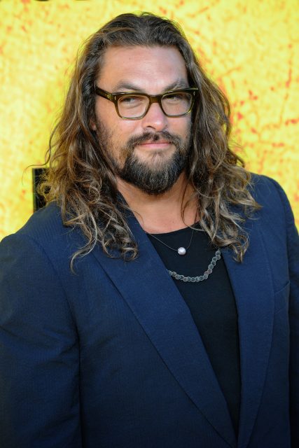 「水行俠」Jason Momoa 把經典長髮剃了！為了提倡保護夏威夷海洋環境：「我已經受夠一次性塑膠了」