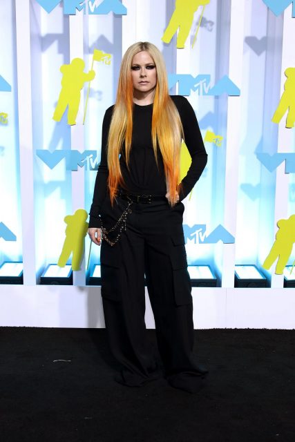 Avril Lavigne 會成為 Donatella Versace 下一個繆斯女神嗎？ 龐克搖滾天后的時尚突襲！