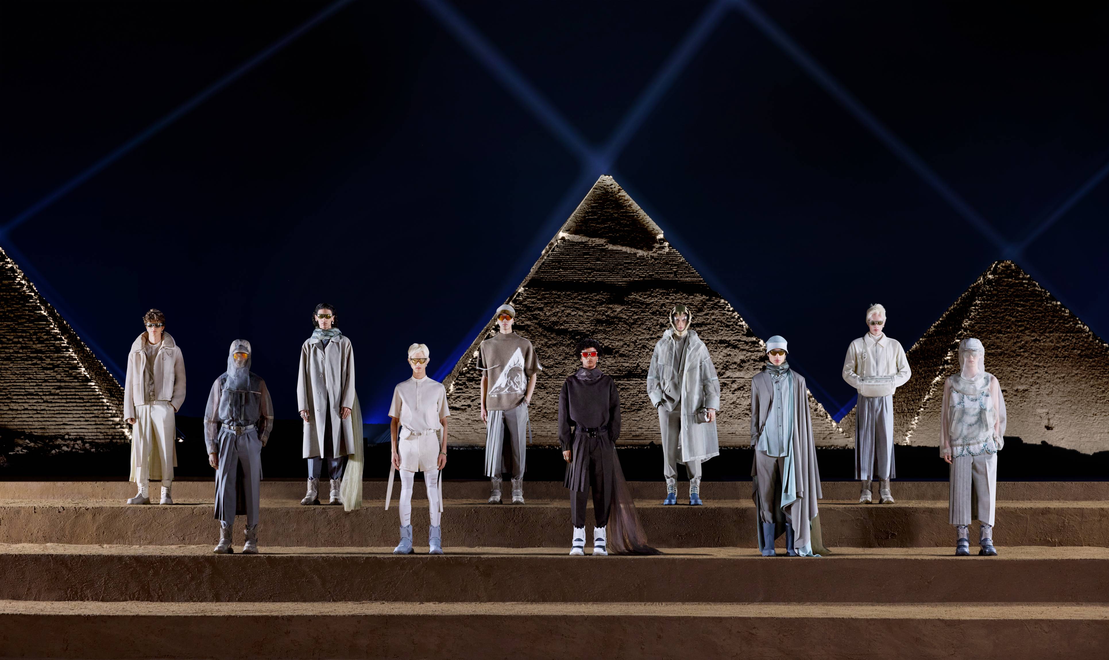 Dior Men 於埃及吉薩金字塔前舉行最新時裝展，透過服裝展示獨有異國 