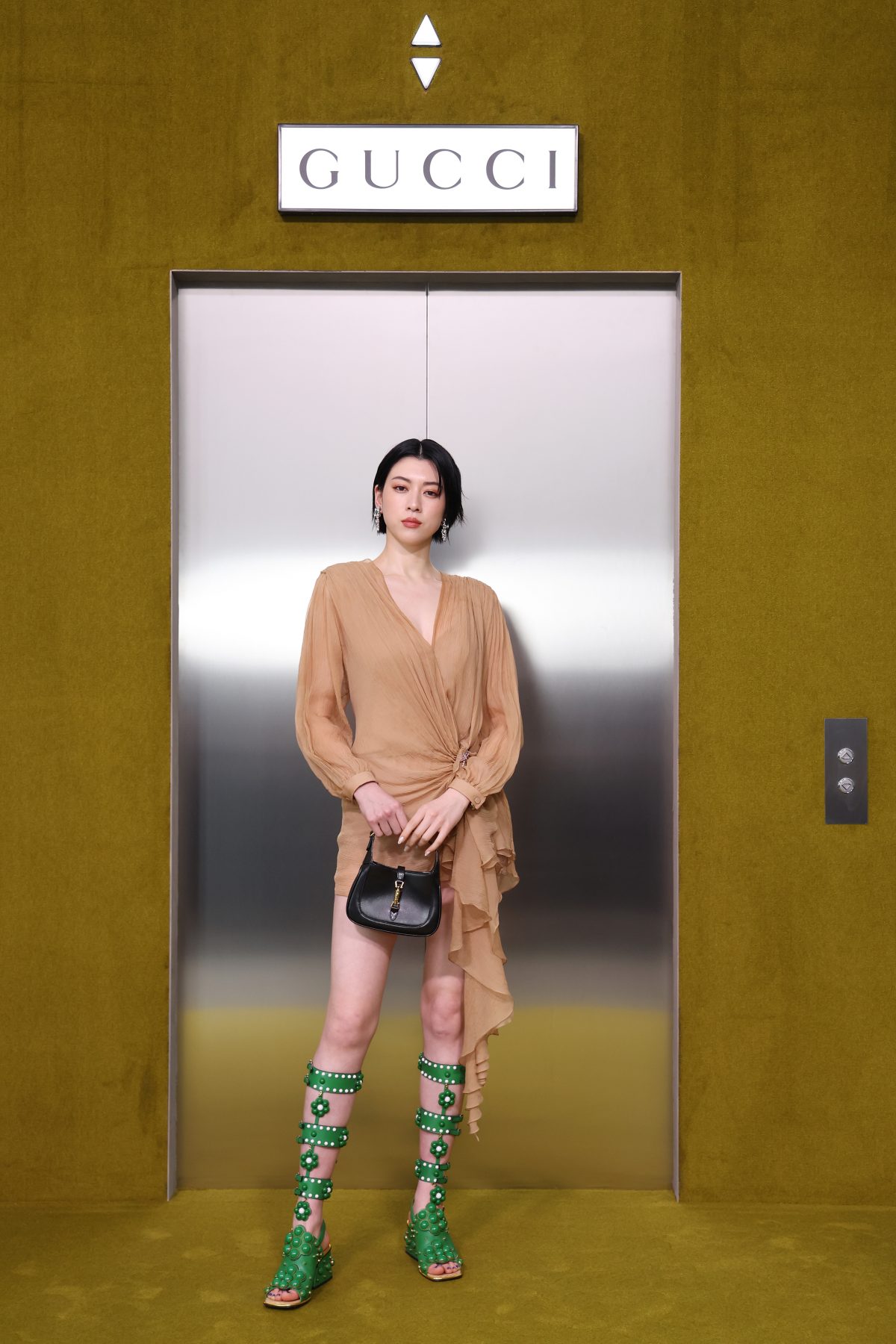 Style File：人氣日本演員、模特兒三吉彩花的衣櫥中可能最多的是這件單