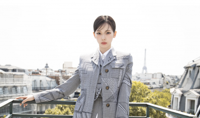 韓國女子組合 aespa 成員 Karina 以 Thom Browne 造型現身品牌巴黎時裝週，大方分享首先出席時裝展心得