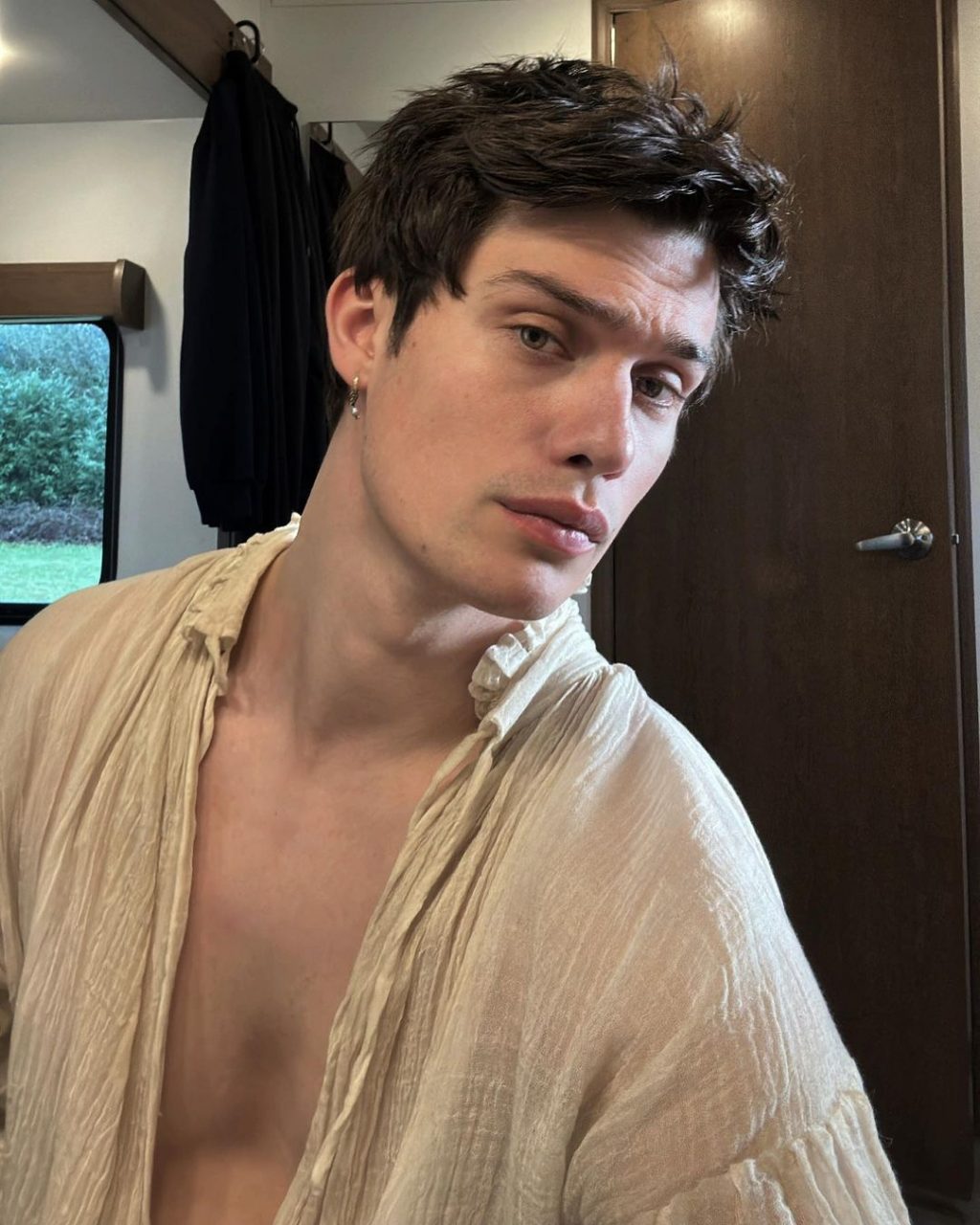 《王室緋聞守則》Nicholas Galitzine 擁有皇室血統、將與奧斯卡影后 Anne Hathaway 與 Julianne Moore 合作？你也許不知道這位英國男神的 5 件事！