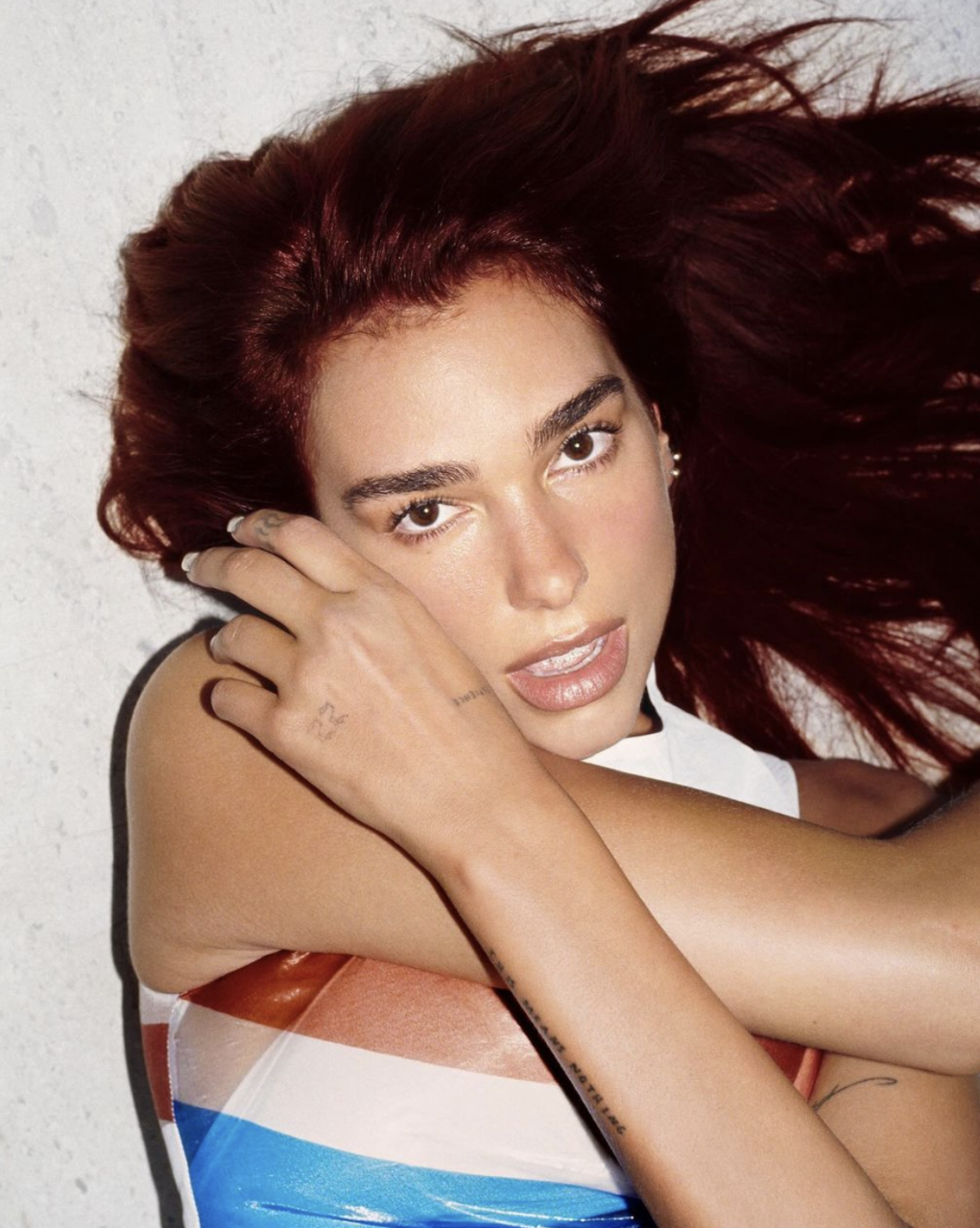 Dua Lipa回歸Instagram！以大熱紅髮再度掀起髮色熱潮 Vogue Hong Kong