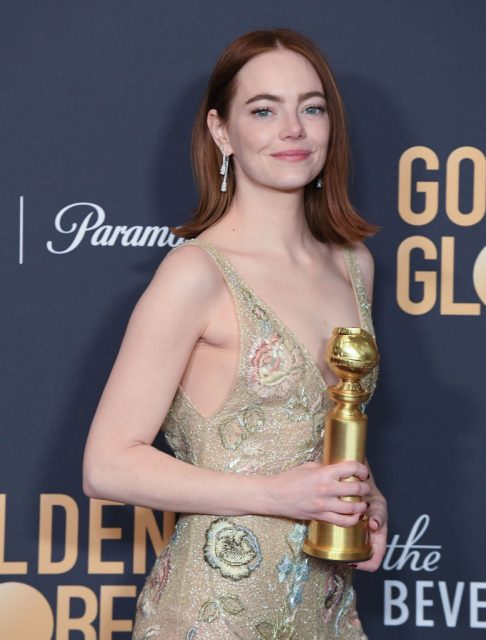 金球獎 2024｜Emma Stone憑電影《Poor Things》成為Golden Globe影后！原來特意為紅地毯剪髮？