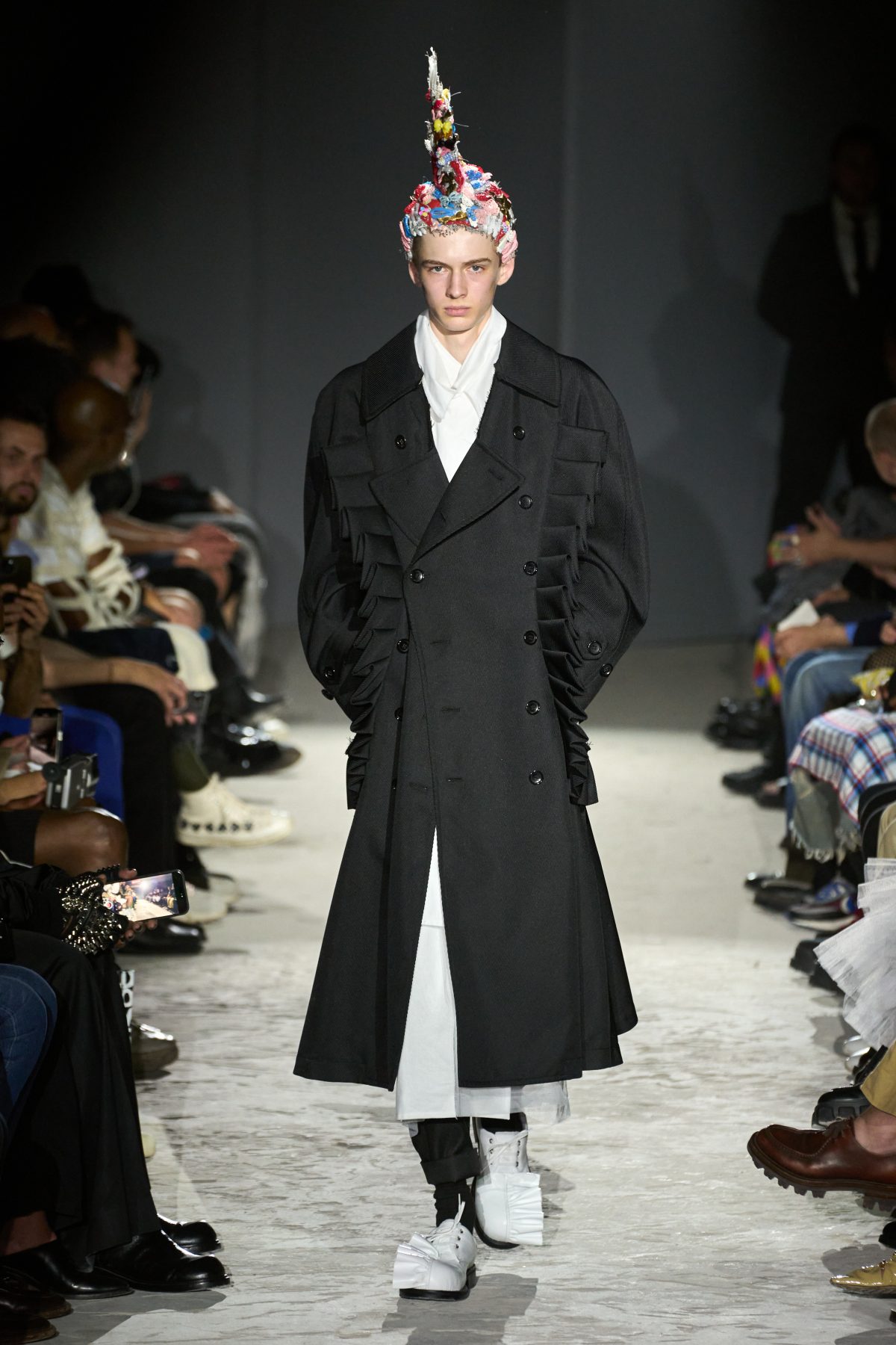 Comme des Garçons 以「希望之光」為題，表現當代詩意｜Spring / Summer 2025 Menswear ...