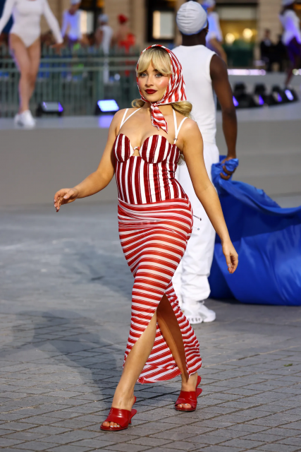 Sabrina Carpenter 首次亮相 Vogue World 舞台！一身 Jacquemus 紅白復古泳裝配合「水上運動」主題驚艷眾人