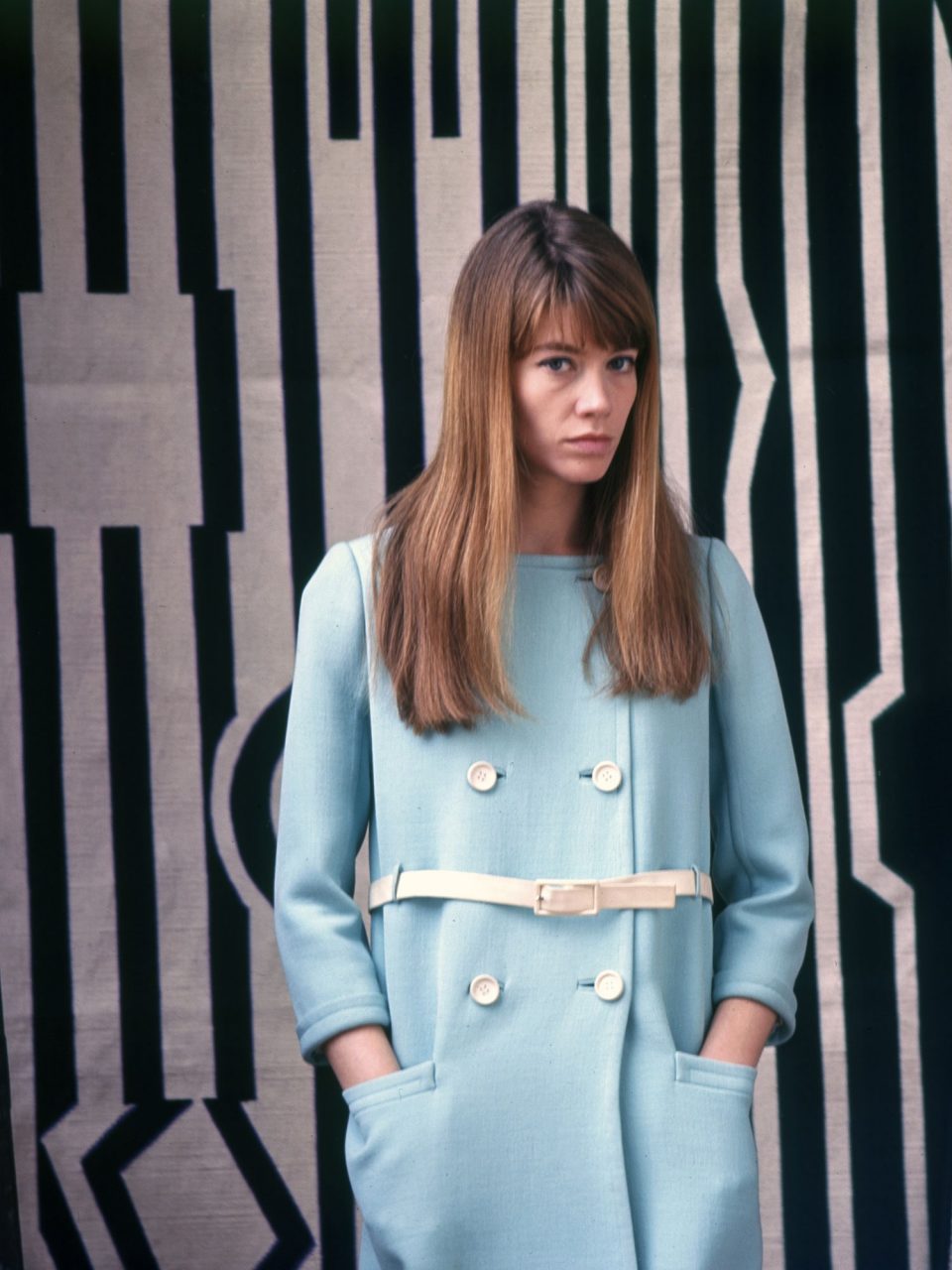 她是法式女孩風格的藍本！法國國寶級歌手 Françoise Hardy 日前離世，留下的卻是永恒的時尚風格⋯⋯