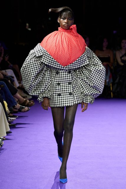 Viktor & Rolf 玩轉幾何形狀，探索抽象的高訂世界｜Fall/Winter 2024 Couture